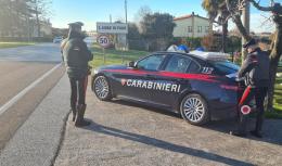 Intervengono per una lite tra clienti, scatta un arresto per droga