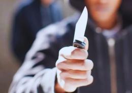 Coltelli tra i banchi
