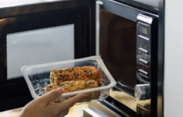Forno a microonde: fa davvero male? Cibi e contenitori da evitare
