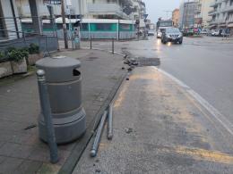 Auto sbanda e invade il marciapiede