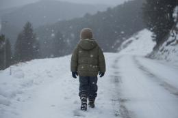 Bimbo lasciato a piedi in mezzo alla neve
