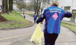 Pulizia nell&rsquo;area verde degradata