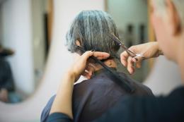 Carla, parrucchiera a 88 anni