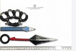 A scuola con pugnale, scalpello e tirapugni