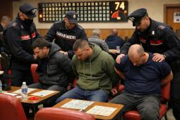 Assalto alla tabaccheria, la titolare reagisce, parte un colpo di pistola