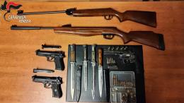 Esplosioni pericolose e detenzione abusiva di armi, denunciati due uomini