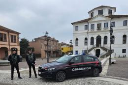 Guidava drogato e con patente sospesa: via l'auto