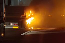 Incendio al casello, ci pensano i pompieri