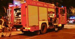 Auto sbanda e finisce in cortile