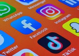 Social, stretta globale sui minori
