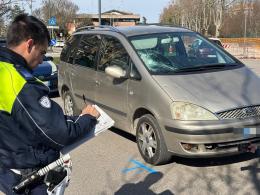 Anziano in bici travolto da un'auto,  corsa in ospedale