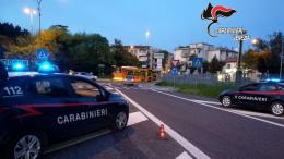 Lite tra coinquilini degenera in un inseguimento in strada con accoltellamento