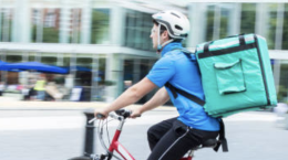 Deliveroo sotto controllo giudiziario per caporalato
