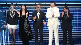 Sanremo 2026, la seconda serata emoziona: Lauro commuove l&rsquo;Ariston e la gara si accende