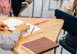 Il nonno "giustiziere" schiaffeggia il bullo della nipote

