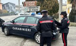 Rapina e aggredisce col coltello un giovane, arrestato 27enne