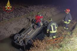 Auto si ribalta, paura in Transpolesana