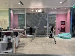 Auto ariete nel centro commerciale, scassinata la gioielleria