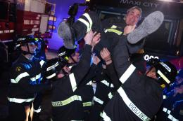 Il saluto a un grande pompiere