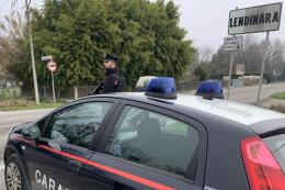 Minaccia i vicini con una motosega