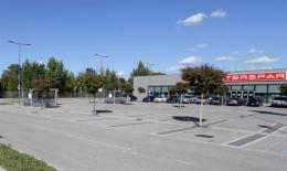 Ex piscina, il parcheggio si amplia