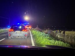 Scontro tra auto, una vola nel fossato