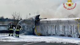  A4, incidente tra due autocisterne, un ferito