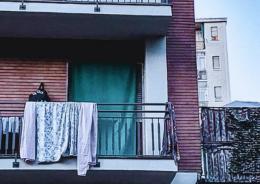 Bambino messo a penzolare dal settimo piano
