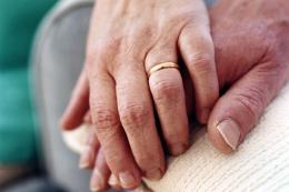 Rubava le fedi alle anziane in casa di riposo