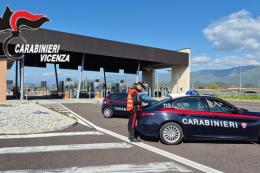 Gavettoni di ghiaccio contro le auto, ragazzini nei guai