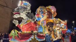 In migliaia alla sfilata di carri allegorici
