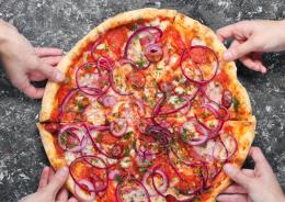 Pizza alla finestra, la scuola sotto assedio dei rider

