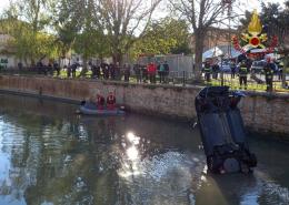 Vola con l'auto nel Canalbianco