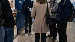 Accerchiano la prof dopo un rimprovero