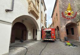 Incendio nel condominio dove abita il sindaco