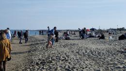 Erano in migliaia e si fa gi&agrave; il bagno