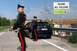 Armata di catena, semina il panico in negozio