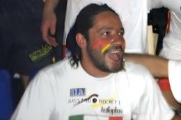 Campione di hockey trovato morto in strada