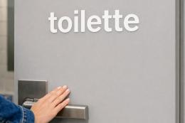 Bidello spiava le prof in bagno