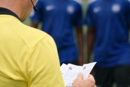 L'arbitro pretende i permessi di soggiorno, il caso non si placa