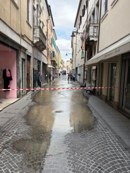 Scoppia la conduttura,  corso Vittorio Emanuele allagato