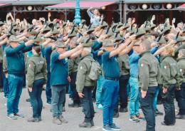 Cappello ai volontari Milano Cortina, esplode la polemica

