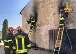 Magazzino in fiamme, arrivano i pompieri