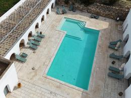 Pavimenti interni e esterni con stile e longevit&agrave; con la Pietra di Trani