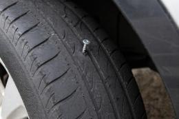 La rotatoria fa strage di pneumatici