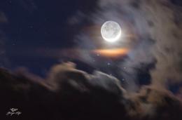 Luna e Pleiadi dalle Dolomiti in uno scatto. E lo sceglie la Nasa