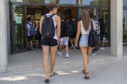 "A scuola vestiti cos&igrave; non si viene"