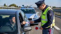 &ldquo;Lei non sa chi sono io&rdquo; non &egrave; reato, lo chiarisce la Cassazione
