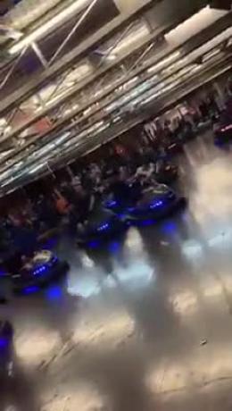 La nuova moda alle giostre: prendersi a cinghiate in autoscontro