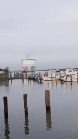 Che spettacolo sul canale! Il maxi traghetto passa proprio per un pelo...